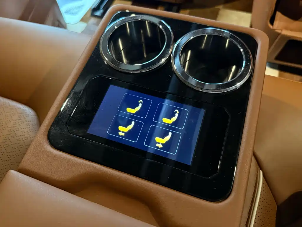 Mercedes-Benz Vito 2023 — фото 11