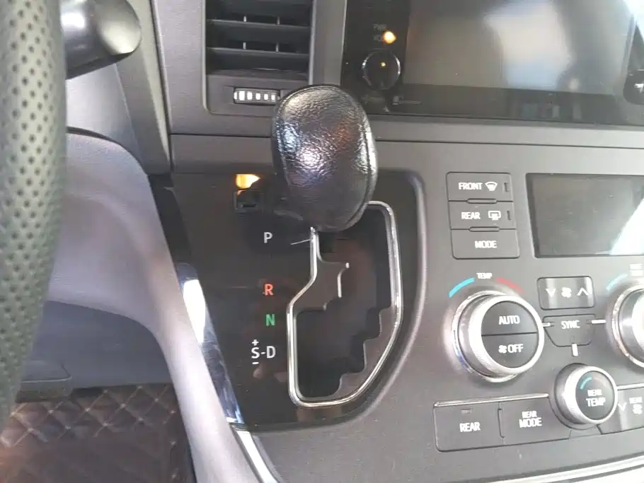 Toyota Sienna 2016 — фото 16