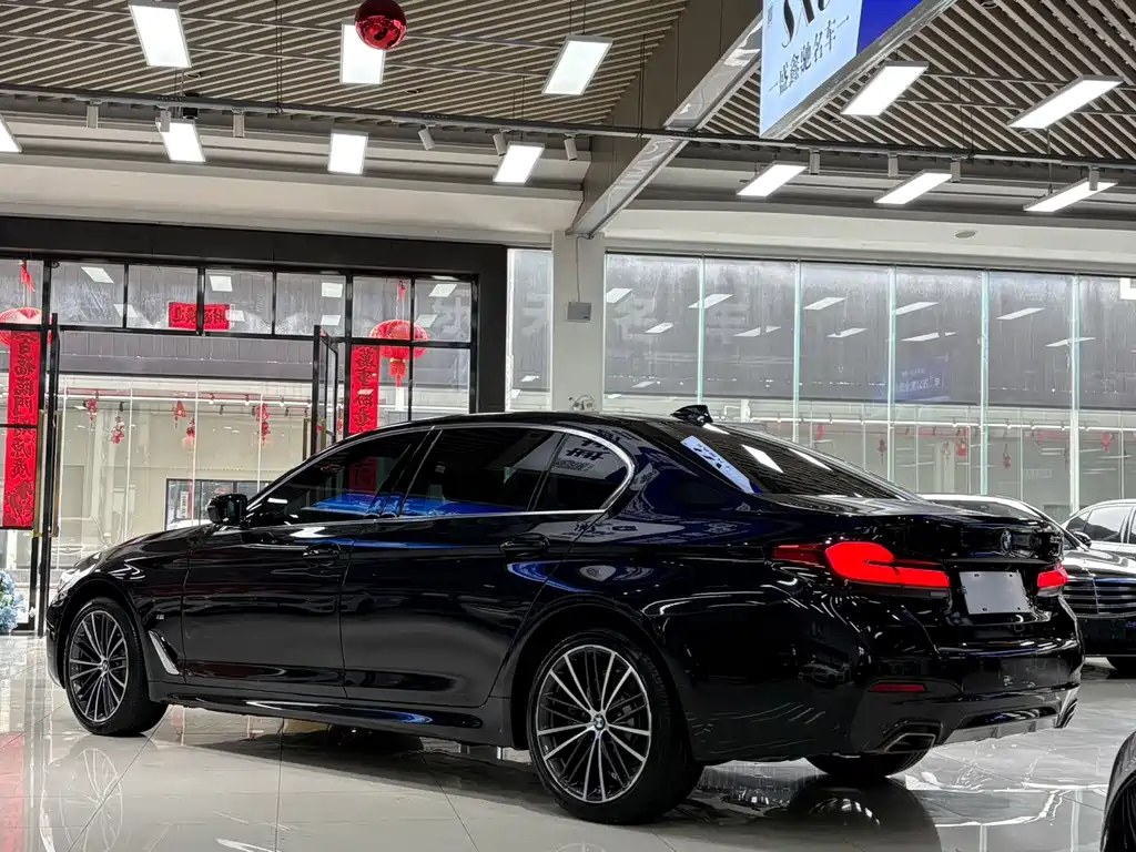 BMW 5 Series 2022 — фото 16