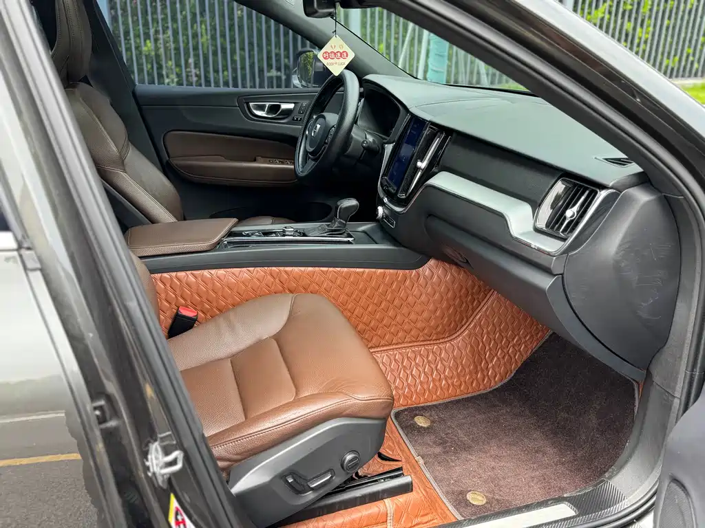 Volvo XC60 2021 — фото 16