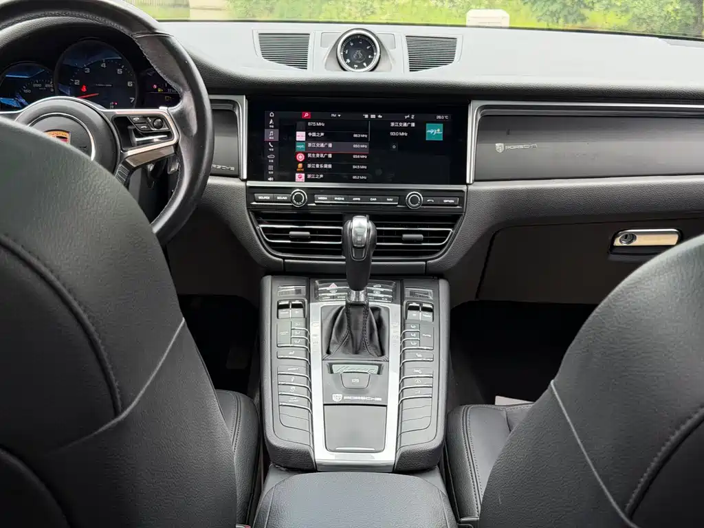 Porsche Macan 2020 — фото 18