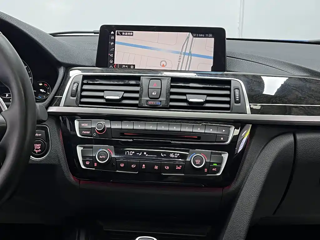 BMW 3 Series 2018 — фото 21
