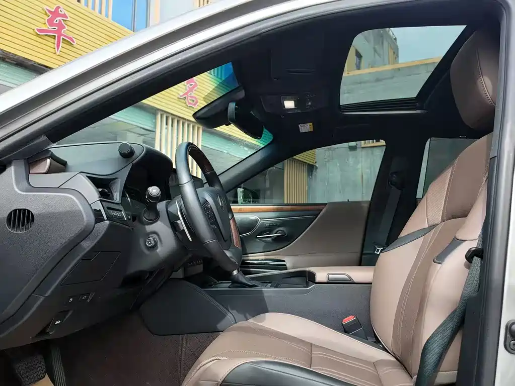 Lexus ES 2024