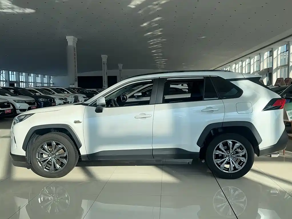Toyota RAV4 2024 — фото 18