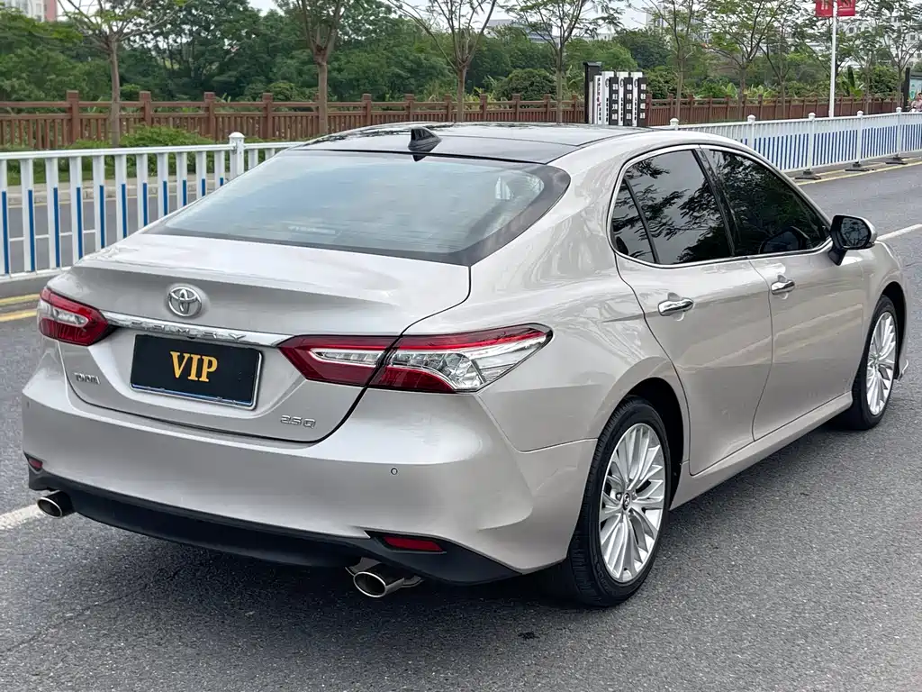 Toyota Camry 2018 — фото 6
