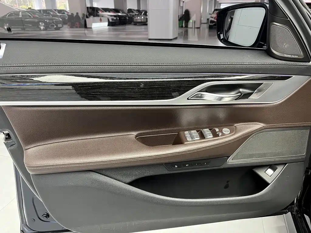 BMW 7 Series 2018 — фото 10