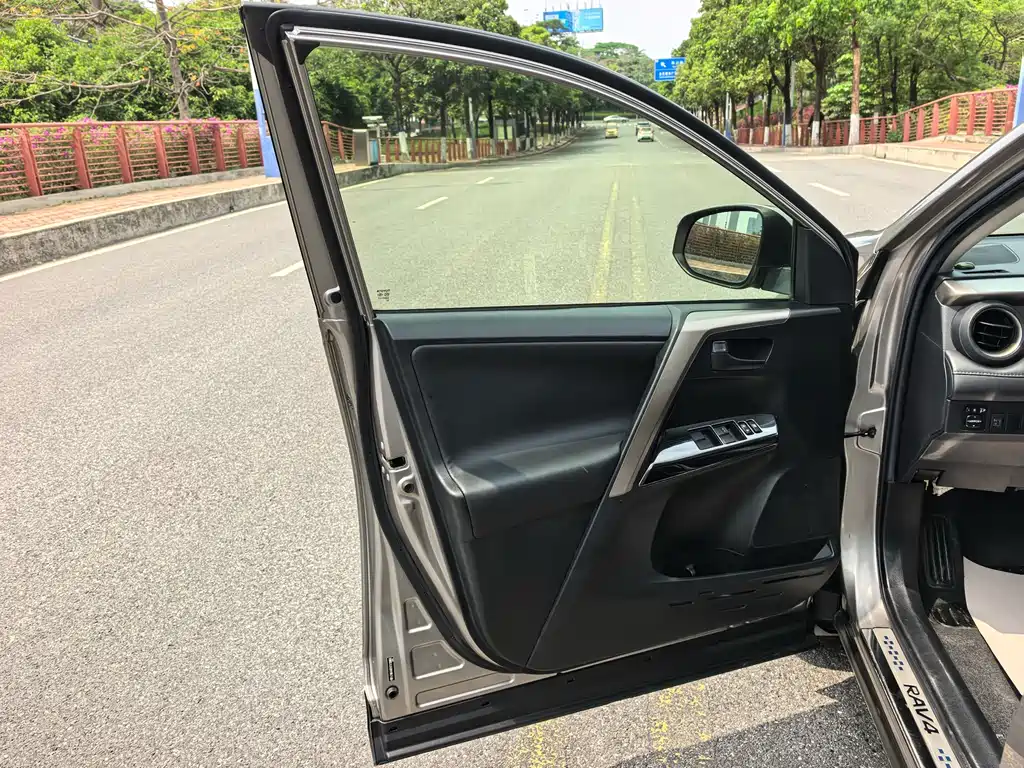 Toyota RAV4 2015 — фото 13