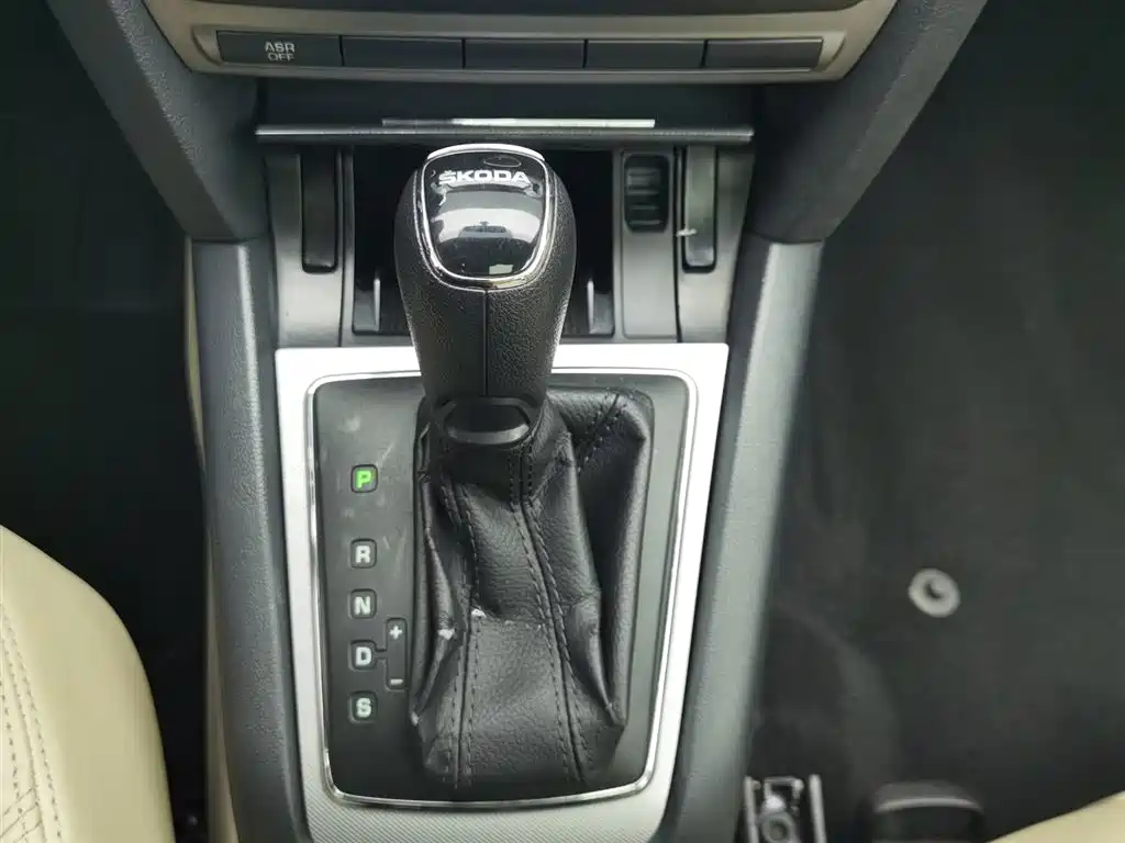 Skoda Octavia 2015 — фото 13