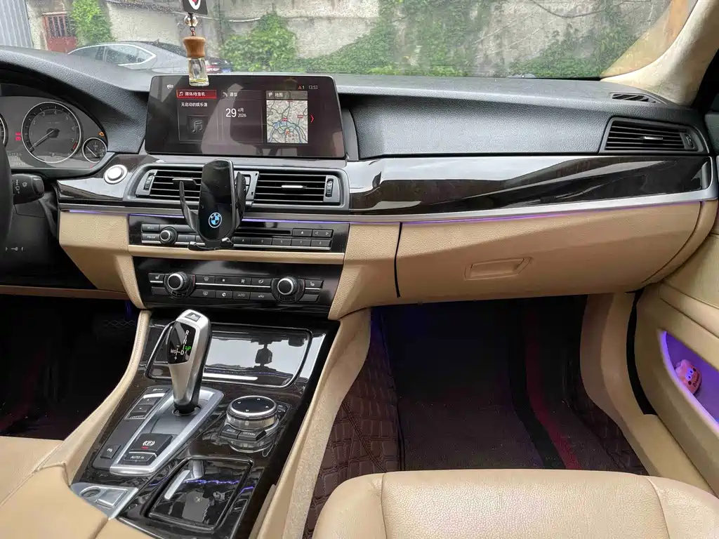 BMW 5 Series 2012 — фото 17