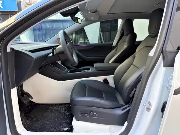Tesla Model Y 2025