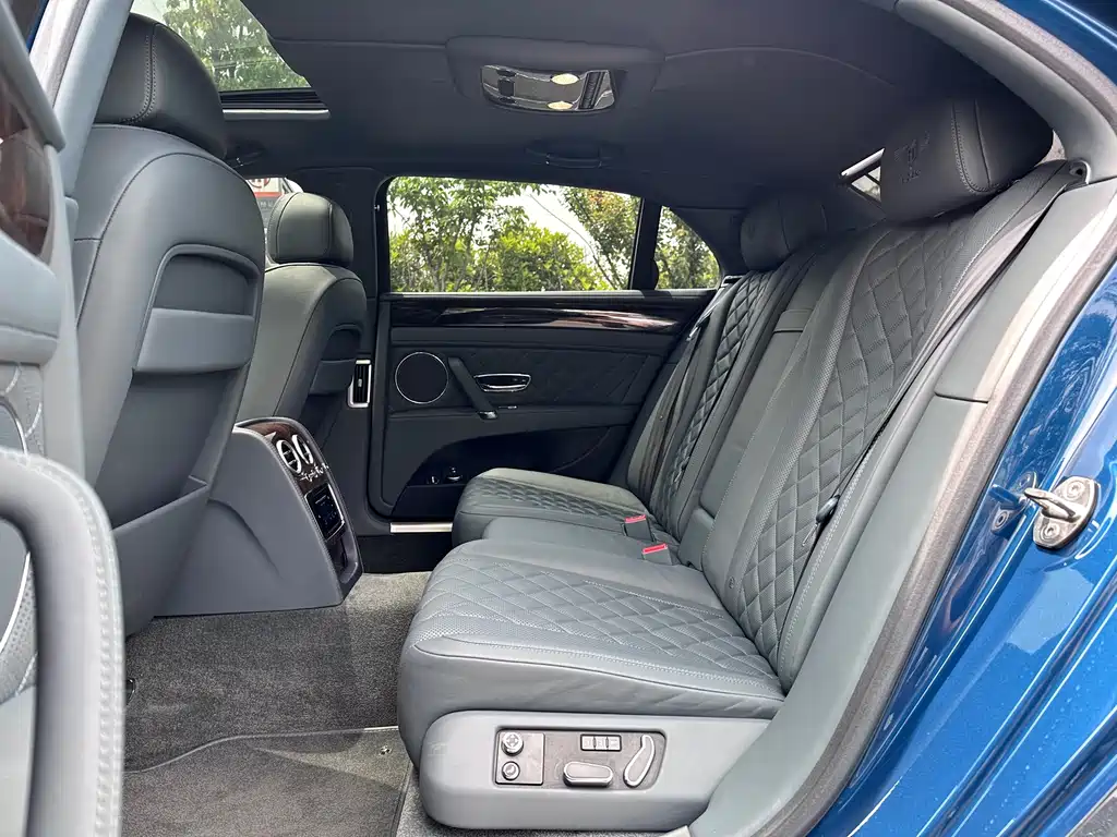 Bentley Flying Spur 2018 — фото 19