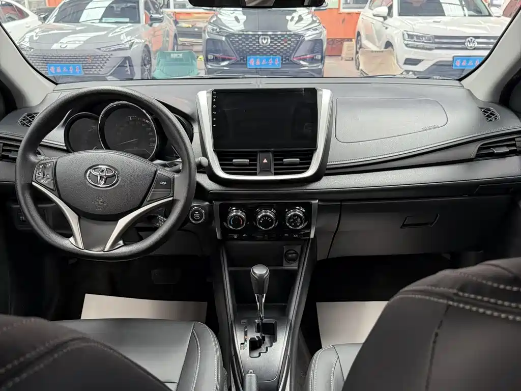 Toyota Yaris L 2022 — фото 12