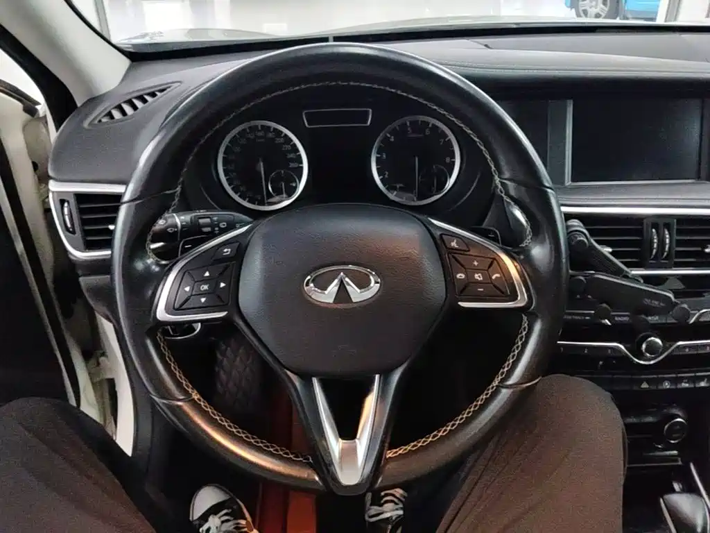 Infiniti QX30 2017 — фото 11