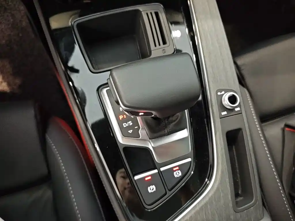 Audi A4L 2023 — фото 14