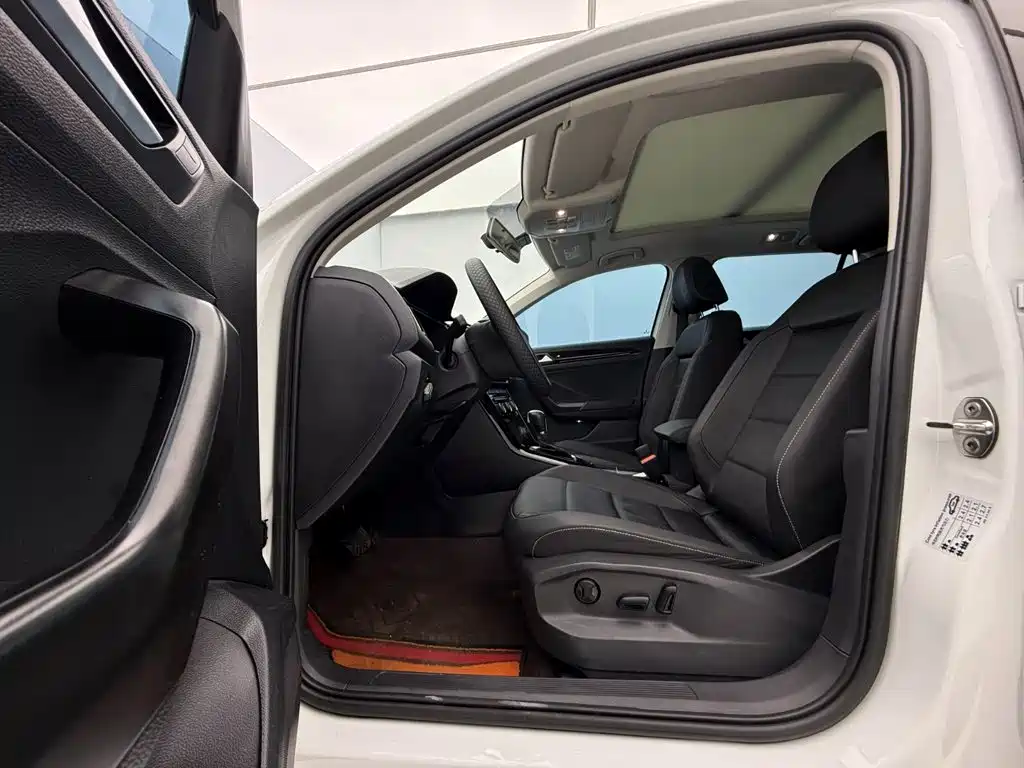 Volkswagen T-Roc 2023 — фото 10