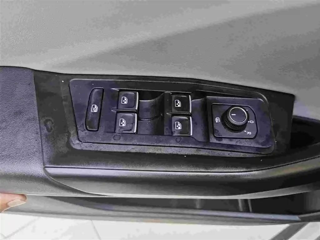 Volkswagen T-Roc 2023 — фото 18