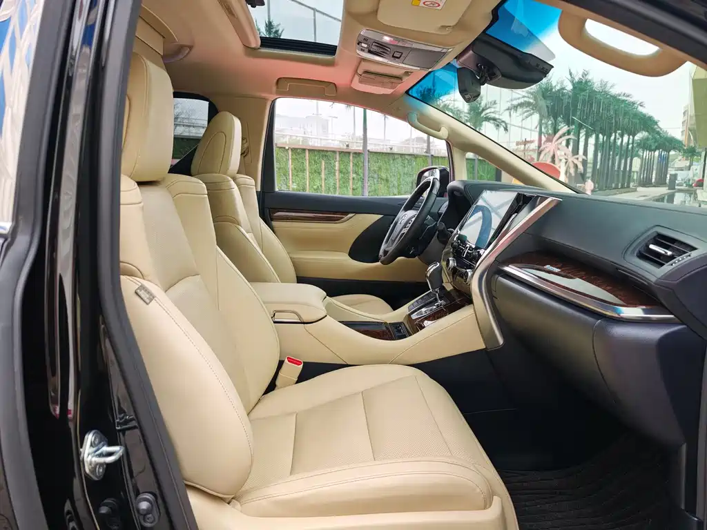 Toyota Alphard 2023 — фото 13