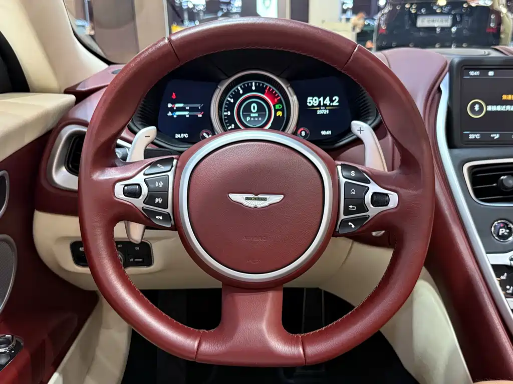 Aston Martin DB11 2021 — фото 10