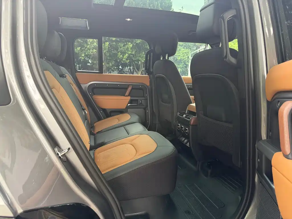 Land Rover Defender 2023 — фото 11