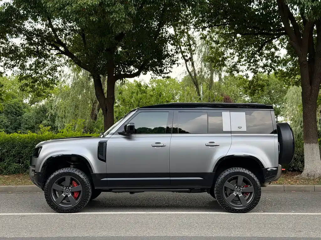 Land Rover Defender 2023 — фото 12