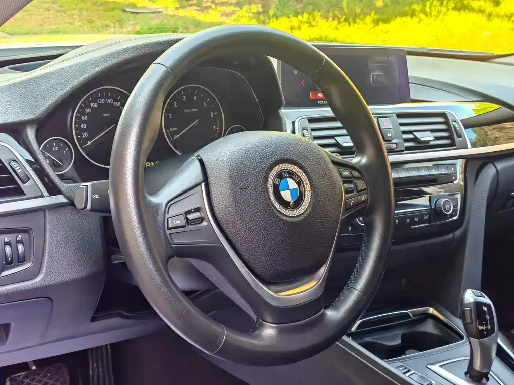 BMW 3 Series 2018 — фото 10
