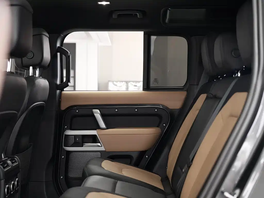 Land Rover Defender 2023 — фото 10