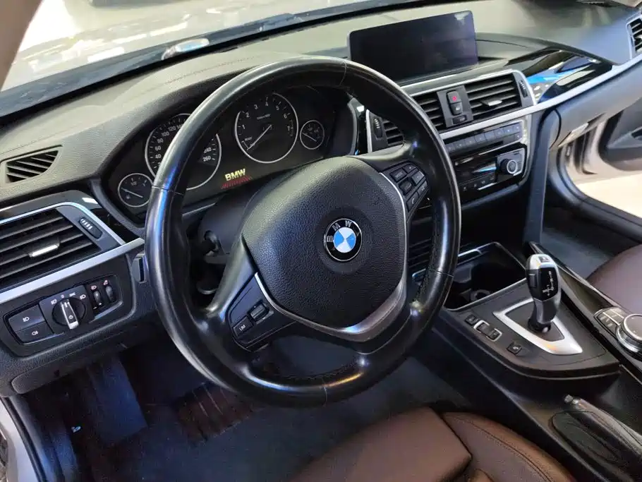 BMW 3 Series 2018 — фото 15