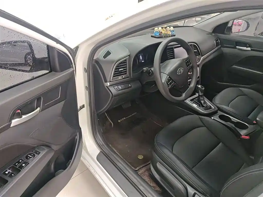 Hyundai Elantra 2018 — фото 16