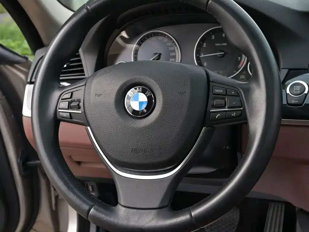 BMW 5 Series 2017 — фото 11
