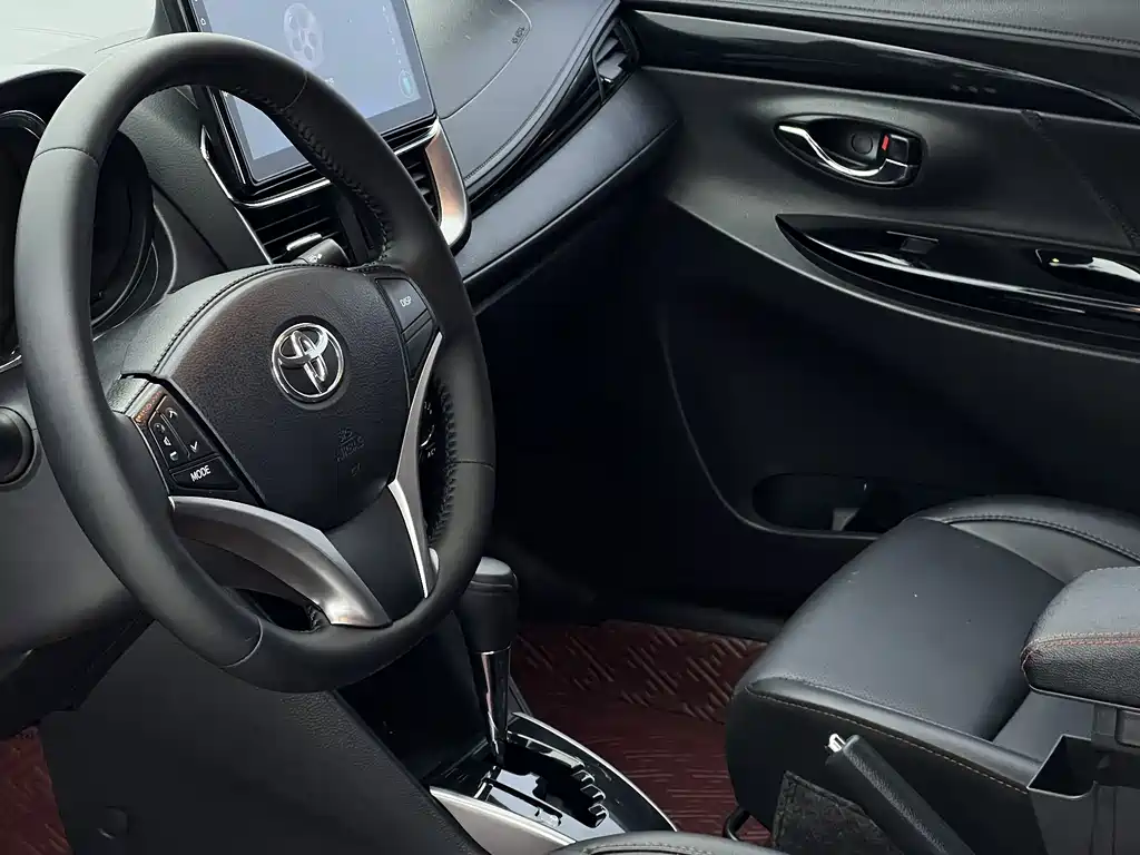 Toyota Yaris L 2022 — фото 13