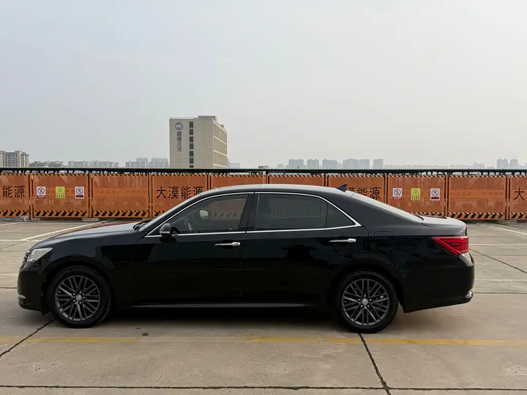 Toyota Crown 2017 — фото 8