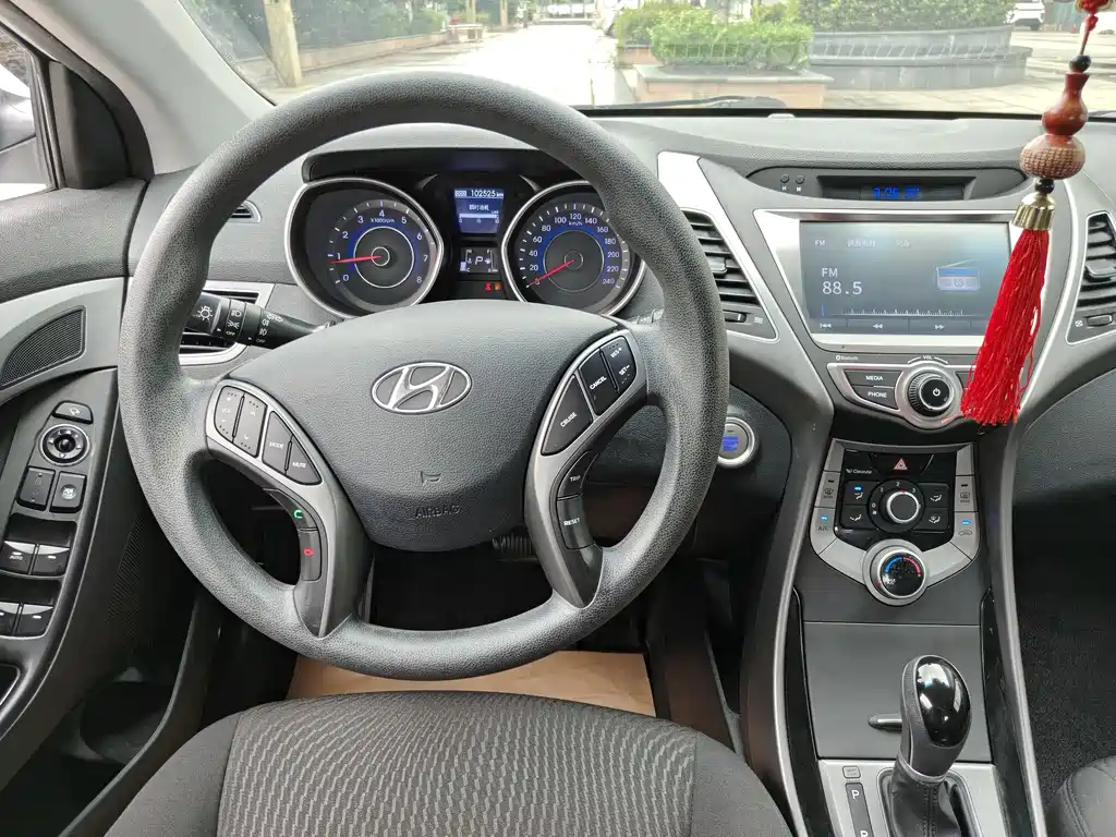 Hyundai Elantra 2016 — фото 20