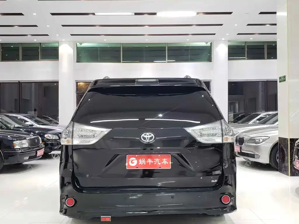Toyota Sienna 2016 — фото 14