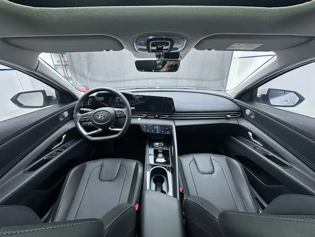 Hyundai Elantra 2023 — фото 11