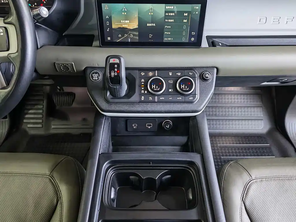 Land Rover Defender 2020 — фото 17