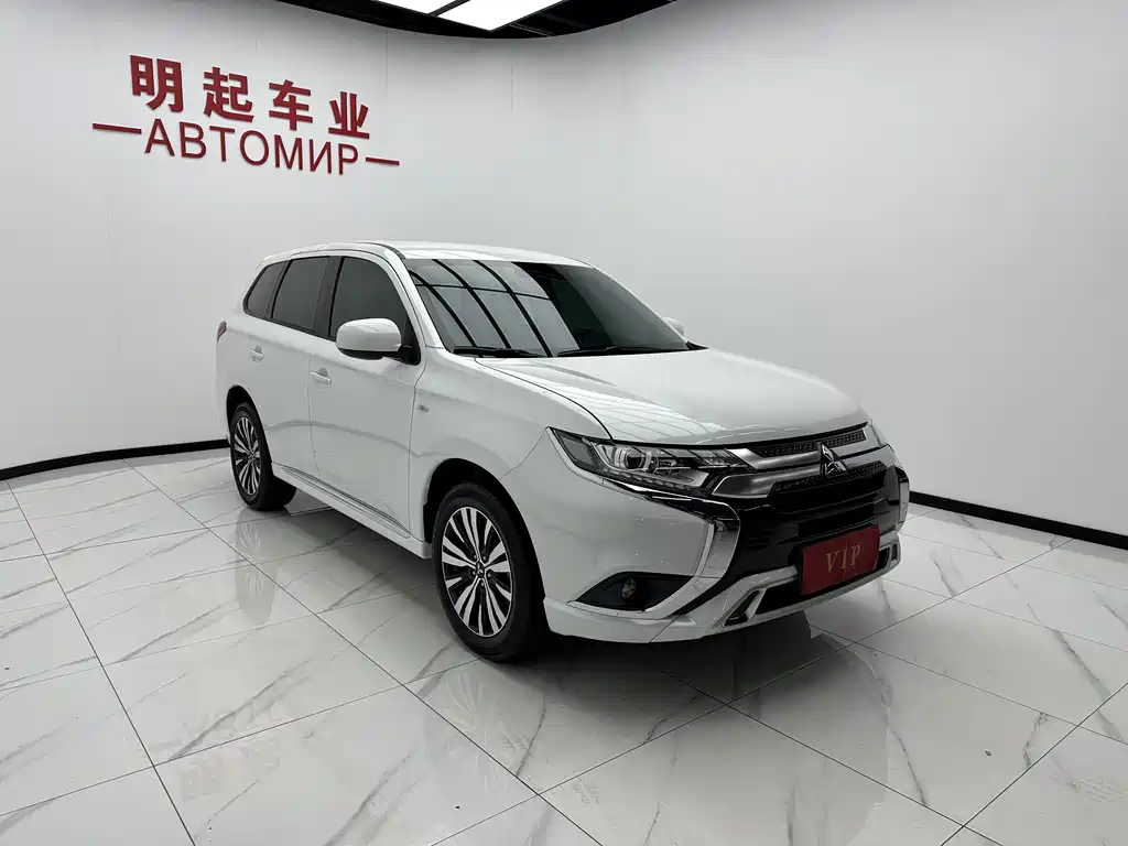 Mitsubishi Outlander 2023 — фото 3