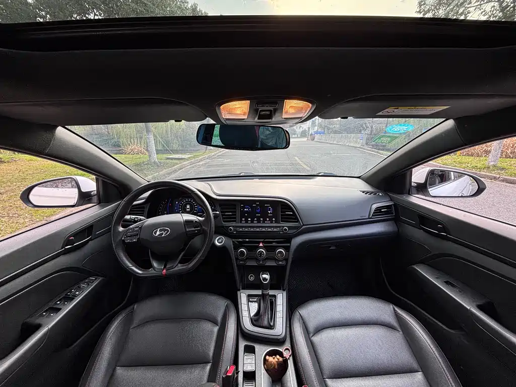 Hyundai Elantra 2019 — фото 13