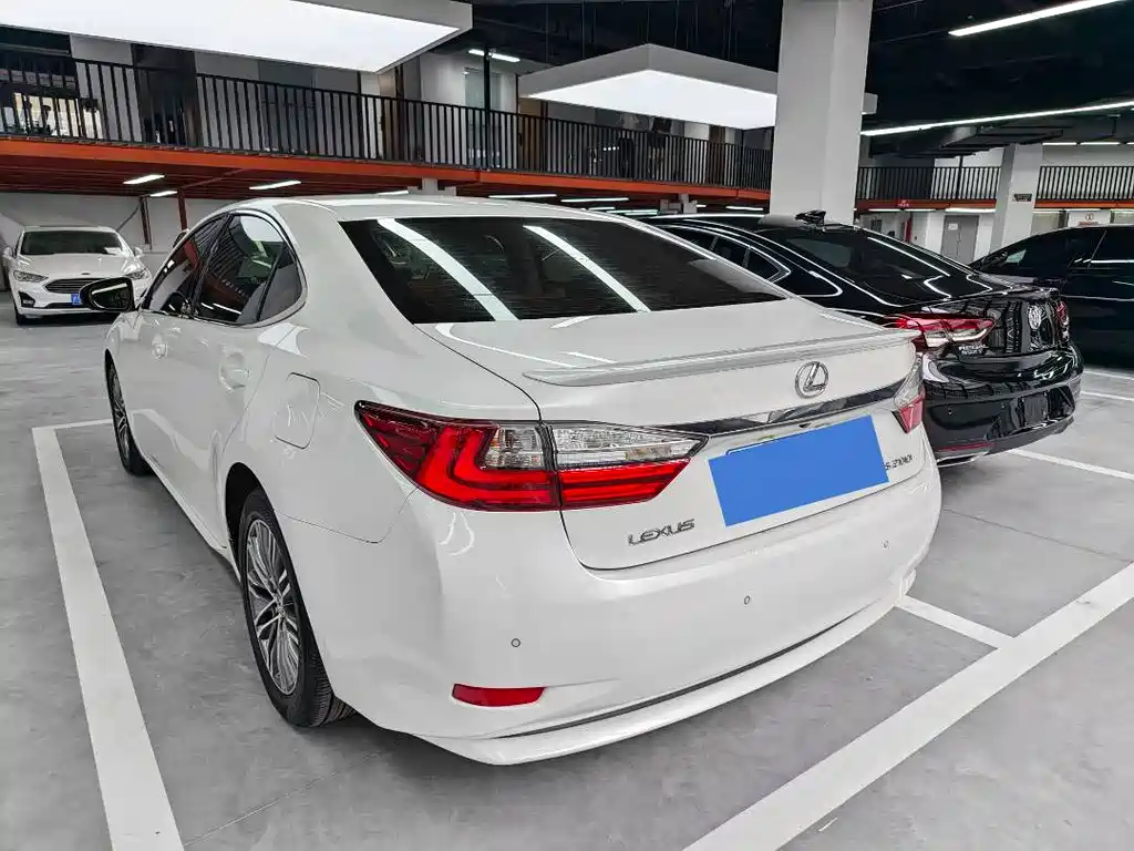 Lexus ES 2016 — фото 10