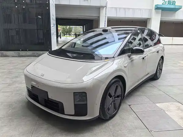 Li Auto i8 2025