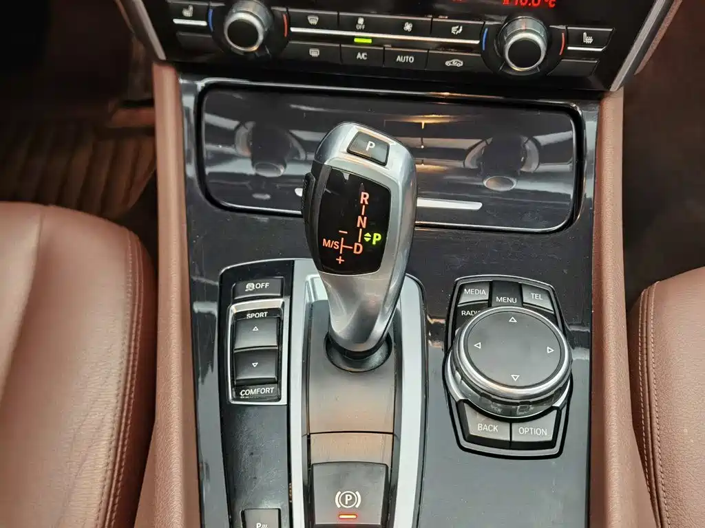 BMW 5 Series GT 2015 — фото 13
