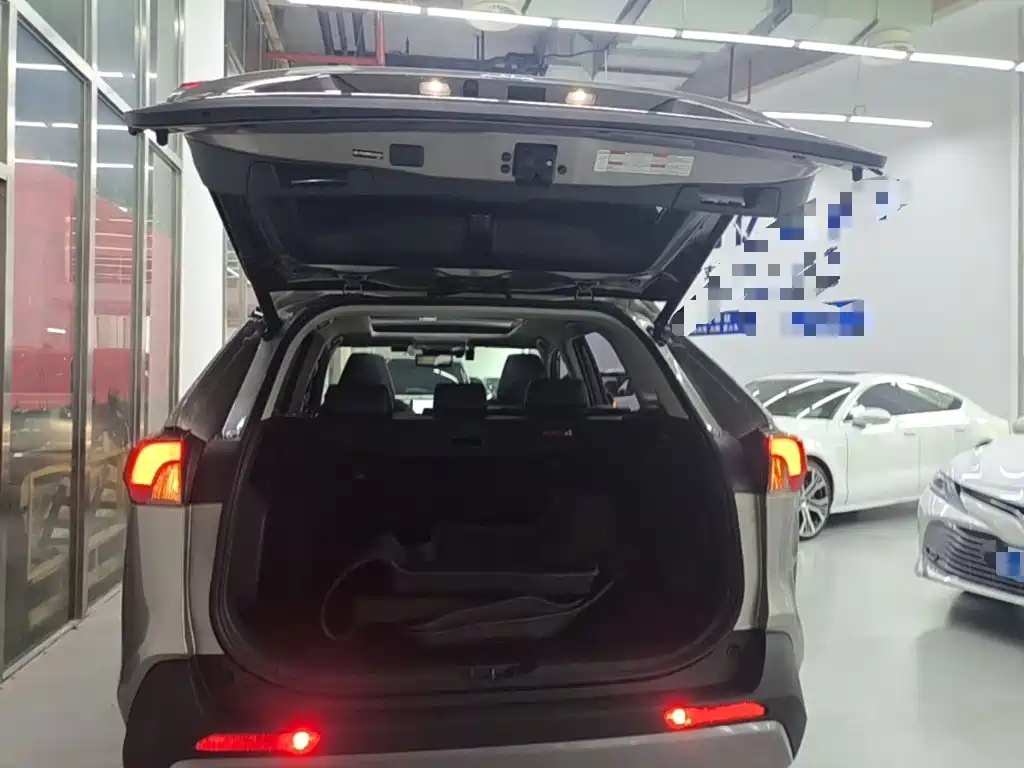 Toyota RAV4 2020 — фото 19