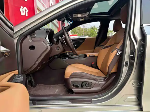 Lexus ES 2020