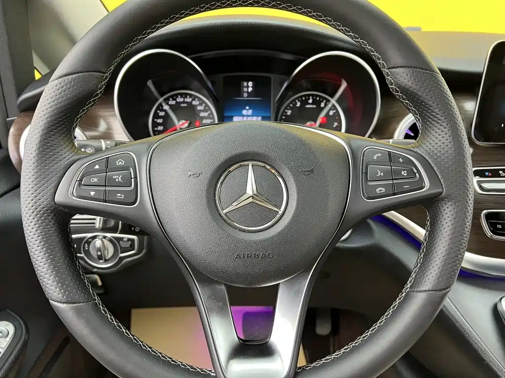 Mercedes-Benz V-Class 2021 — фото 16