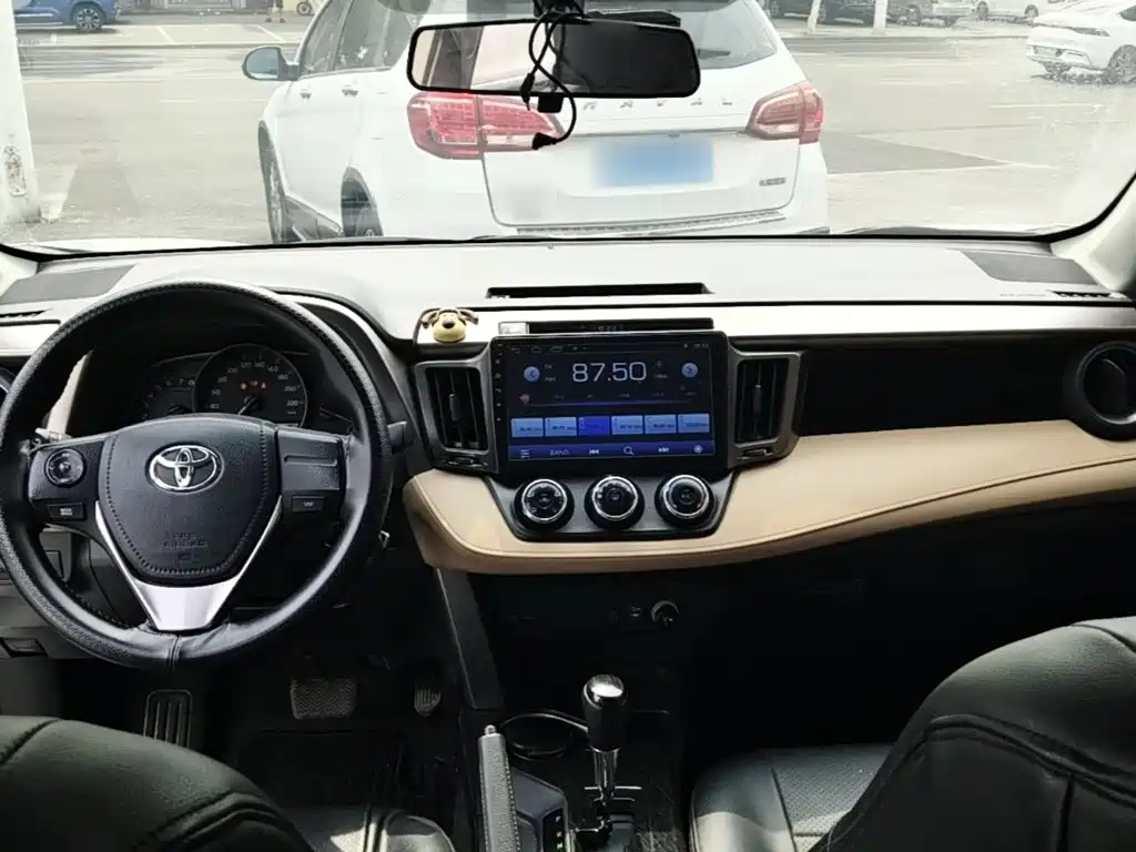 Toyota RAV4 2018 — фото 10