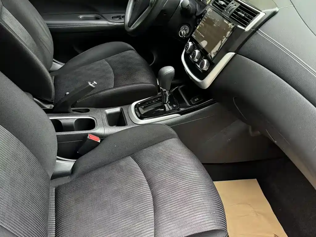 Nissan Tiida 2017 — фото 12