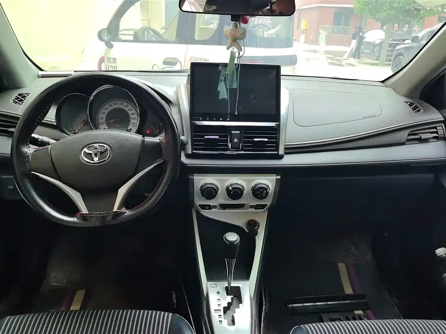 Toyota Yaris L 2015 — фото 10
