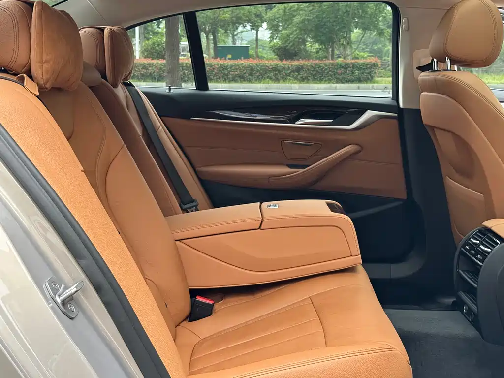 BMW 5 Series 2018 — фото 19