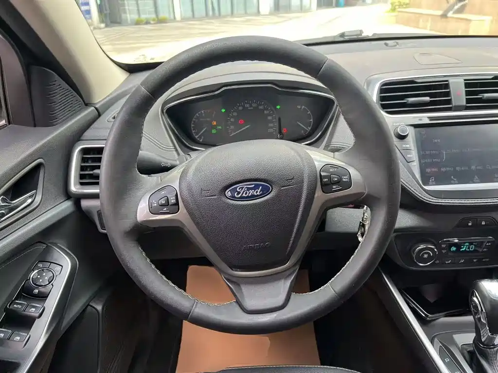 Ford Escort 2017 — фото 11