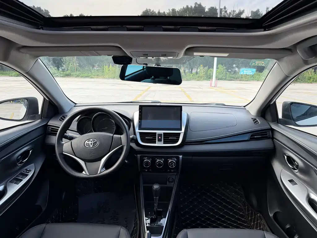 Toyota Yaris L 2017 — фото 12