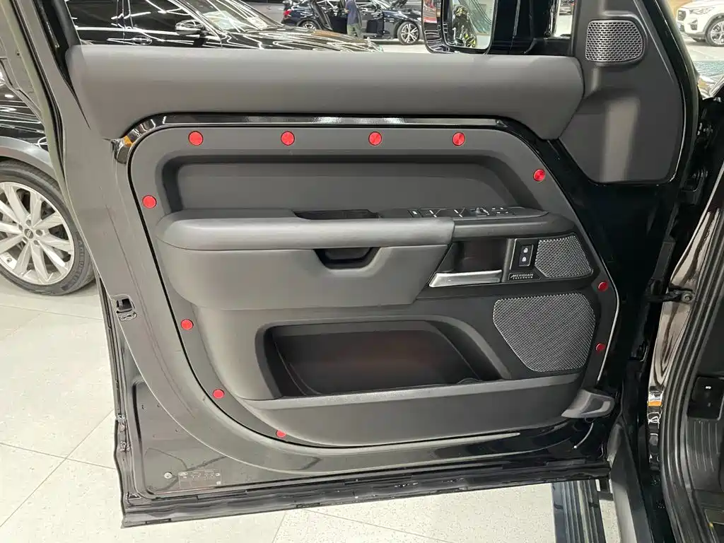 Land Rover Defender 2023 — фото 9